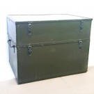 Stor militærgrønn kiste til oppbevaring. thumbnail