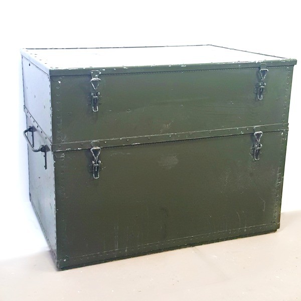 Stor militærgrønn kiste til oppbevaring.
