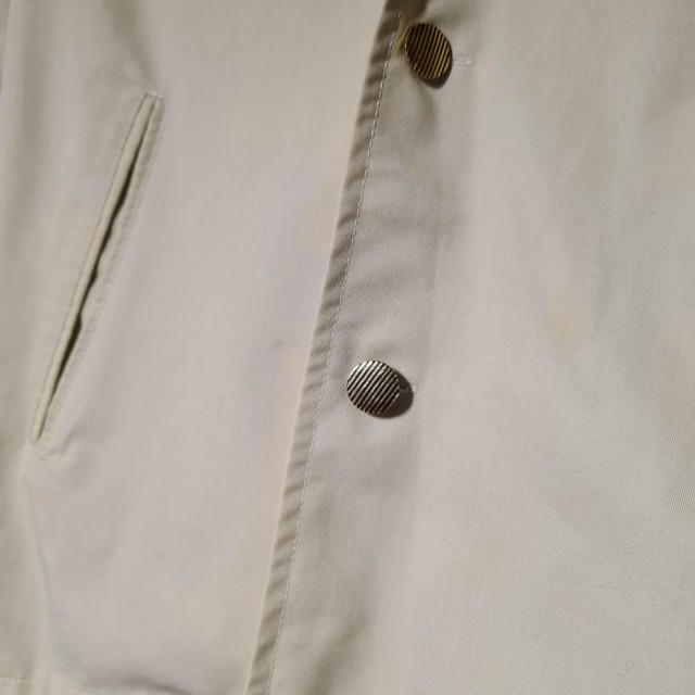 En ørliten flekk kan skimtes litt opp og til venstre for den nederste knappen.